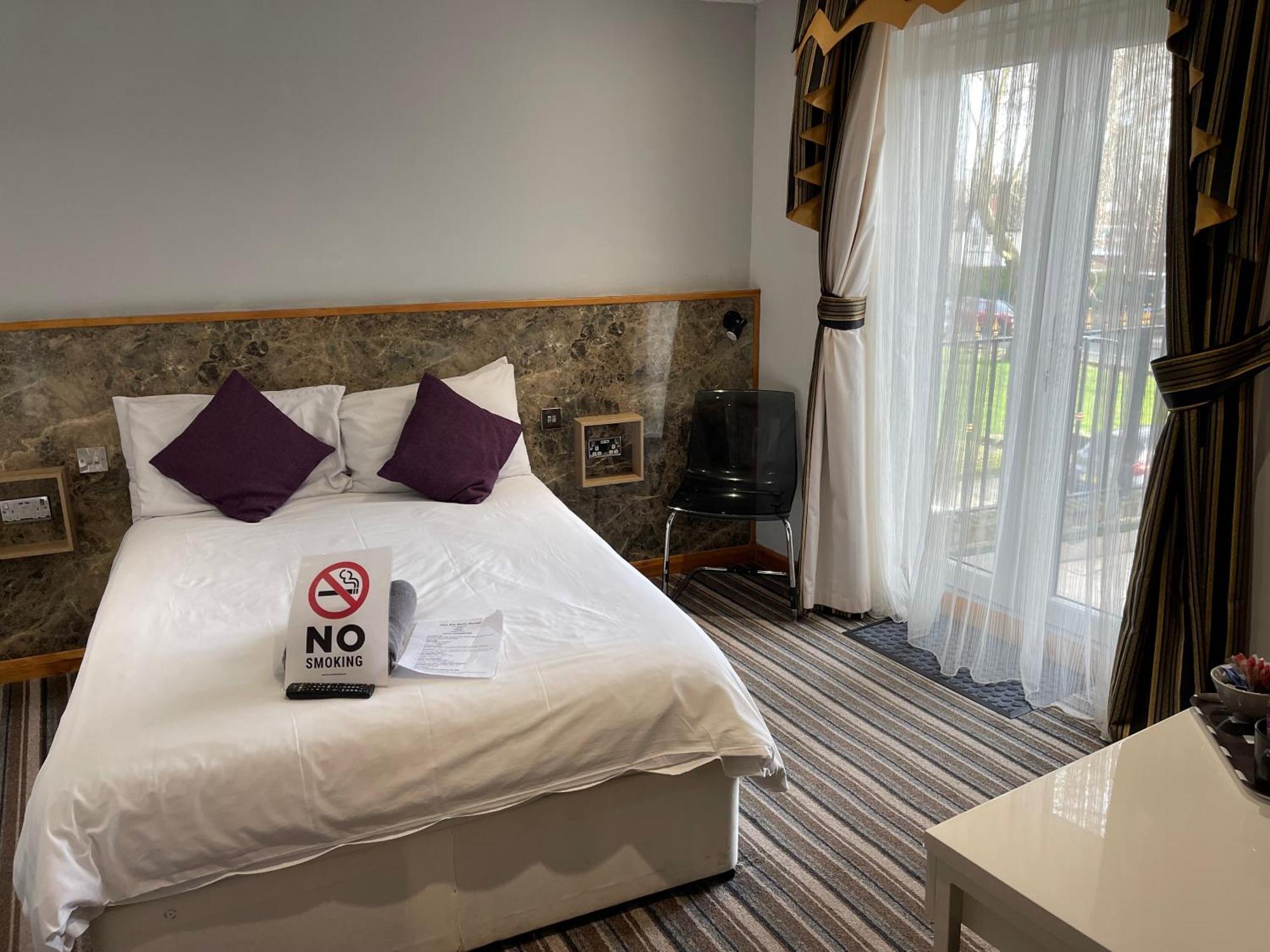 The Six Bells 3* Enfield
